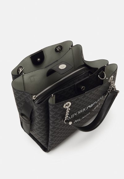 Borsa a tracolla nera con motivo, esterno texture, interno verde, hardware argentato, scomparto con zip e doppi manici.