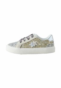 Zapatillas brillantes con paneles de plata y oro, suela de goma blanca y cuello acolchado. Presentan acentos de estrellas y cordones estampados.