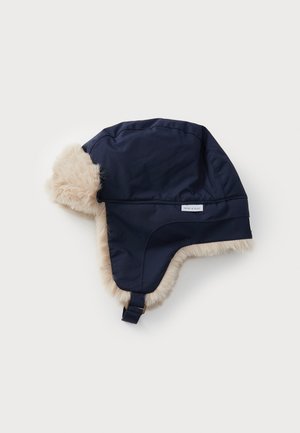 Marineblaue Wintermütze mit Kunstpelzbesatz, mit strukturiertem Design und Kinnriemen. Hergestellt aus einem wasserabweisenden Material.