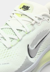 Nike Performance VOMERO 18 - Tenisice za cestovno trčanje - summit white/black/barely volt/light silver/metallic silver