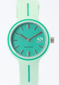 Reloj de silicona verde menta con una esfera redonda, marcadores de horas plateados, diseño resistente al agua y el texto "Diseño Italiano Superga".