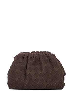 Brązowa miękka kopertówka ze skóry z plecionym wzorem i marszczonym górnym brzegiem, o prostokątnym kształcie z zaokrąglonymi krawędziami, prezentowana na białym tle.