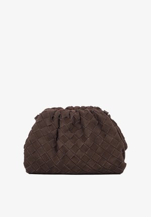 Barna puha bőr borítéktáska szövött mintával és összegyűrt felső résszel, téglalap alakú lekerekített szélekkel, fehér háttéren bemutatva.