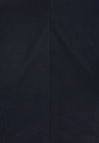 Tissu gris foncé avec une texture subtilement côtelée et une couture verticale au centre.