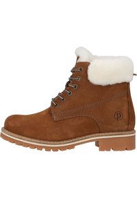 Bottines en suède marron avec col en fausse fourrure blanche, œillets en métal et semelle en caoutchouc épaisse avec un motif de bande de roulement texturé.