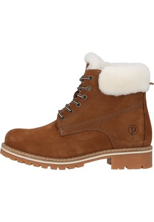 Bottines en suède marron avec col en fausse fourrure blanche, œillets en métal et semelle en caoutchouc épaisse avec un motif de bande de roulement texturé.