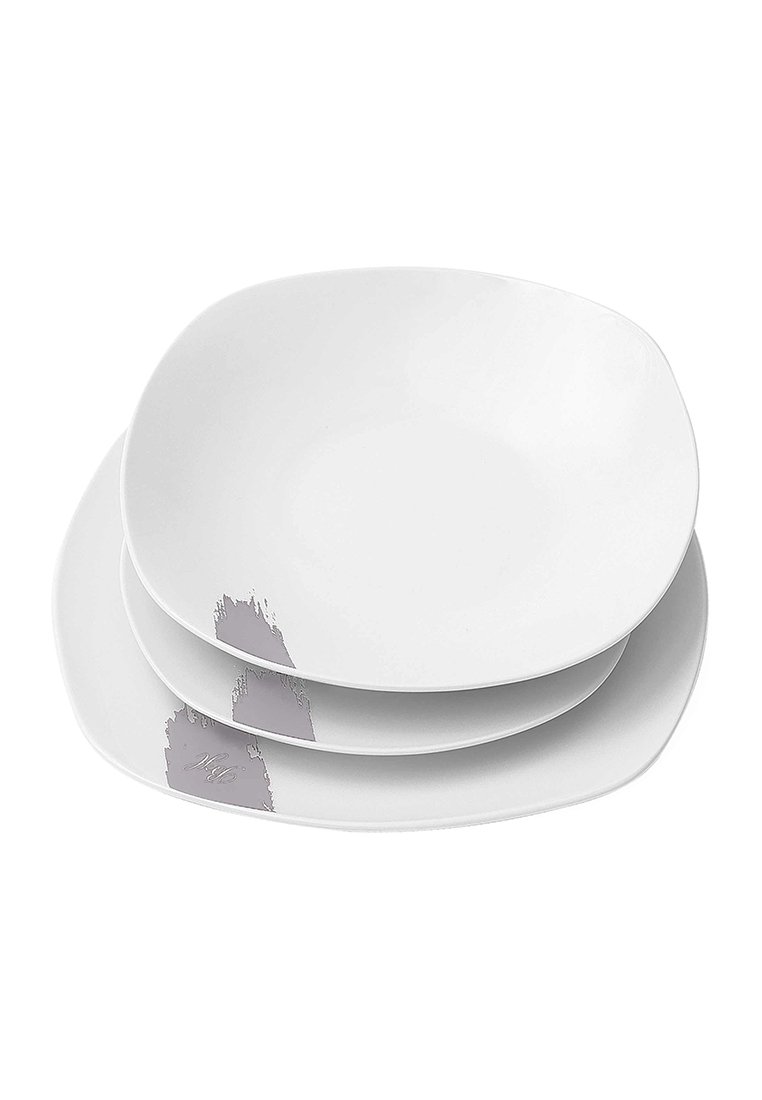 Drei quadratische keramische Teller übereinander gestapelt, mit weißem Finish und einem subtilen Lavendel-Pinselstrichmuster in einer Ecke. Glatte Textur und abgerundete Kanten.