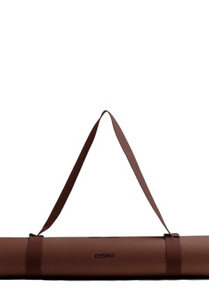 Brun tekstureret yogamåtte rullet sammen med fastgjort bærerem og "OYSHO" logo centreret på måtten.