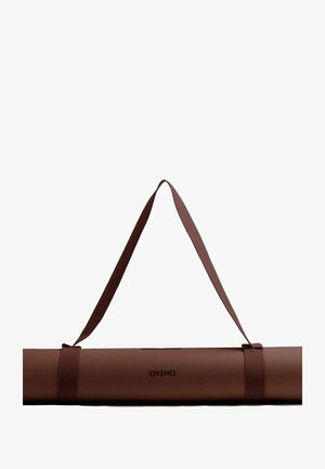 Saltea de yoga maro cu textură, rulată, cu o curea de transport atașată și logo-ul "OYSHO" centrat pe saltea.