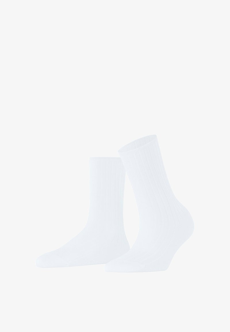Białe bawełniane skarpetki typu crew z ribbowaną fakturą i wzmocnionym palcem. Prosty design, idealny do noszenia na co dzień. Wyświetlone dwie pary.