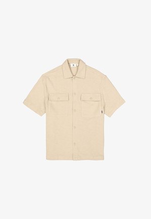 Chemise beige à manches courtes en tissu texturé, avec un col à revers, deux poches poitrine et une fermeture boutonnée sur le devant.