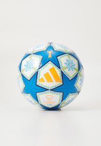 Minge de fotbal albă și albastră cu forme de stele, accente galbene și albastre și logo-uri, inclusiv "Adidas" și detaliile Ligii Campionilor UEFA.