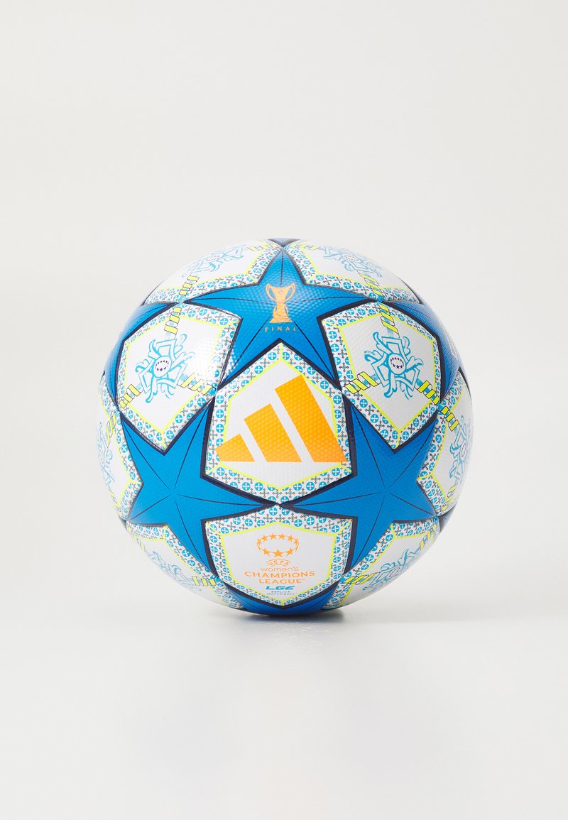 Pallone da calcio blu e bianco con forme a stella, accenti gialli e blu, e loghi, tra cui "Adidas" e dettagli della UEFA Champions League.