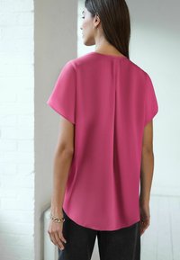 Next REGULAR FIT - SHORT SLEEVE OVERHEAD - T-shirt con stampa - pink
