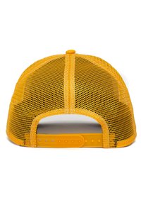 Gorra snapback amarilla de malla con una corona redondeada, visera plana y una correa ajustable de plástico en la parte posterior para personalizar el tamaño.
