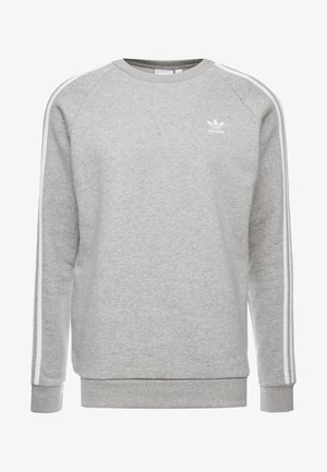 Hellgrauer Adidas-Sweatshirt mit weißen drei Streifen an den Ärmeln und kleinem weißen Adidas-Logo auf der Brust.