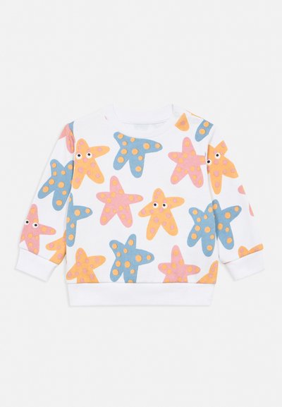 Λευκό φούτερ για νήπια με μακριά μανίκια και πολύχρωμα μοτίβα αστεριών της θάλασσας σε μπλε, ροζ και πορτοκαλί, μερικά με καρτουνίστικα μάτια.