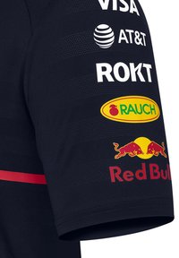 Ciemnoniebieska koszulka sportowa z teksturowanej powierzchni, z czerwonymi akcentami i białymi logo sponsorów, w tym Red Bull i Rauch.