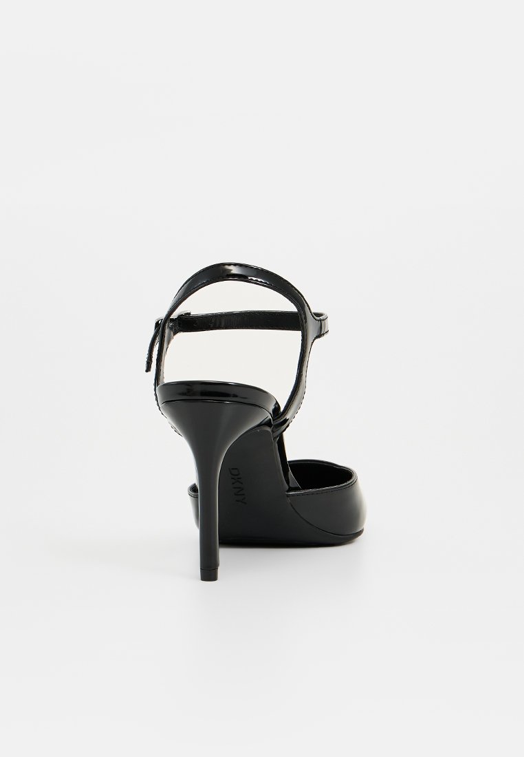 Sandali con tacco alto in vernice nera, con una sola cinghia alla caviglia, punta affusolata e tacco stiletto sottile. Logo del marchio sul lato.