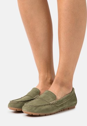 Zelené semišové mokasíny s prošitými detaily, plochými gumovými podrážkami a kulatou špičkou. Vhodné pro každodenní nošení.