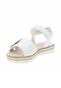 Witte sandaal met een gladde leerachtige afwerking, open teen, verstelbare band en een ronde embellissement aan de voorkant; geprofileerde zool.