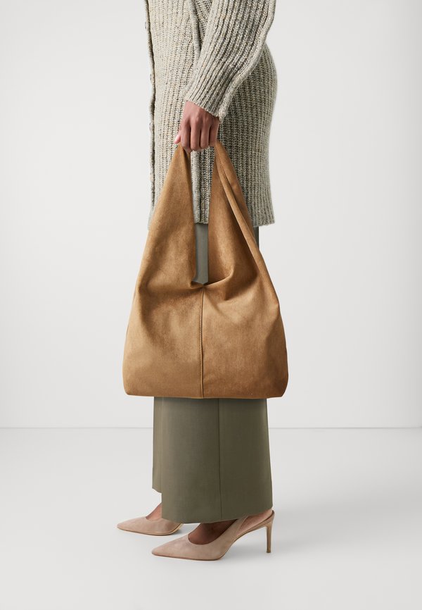 SLOUCHY BAG - Handbag - camel
