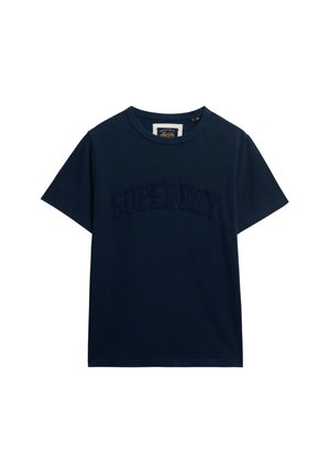 Camiseta de algodón azul marino con mangas cortas, cuello redondo y "SUPERDRY" bordado en la parte delantera en un tono ligeramente más oscuro.