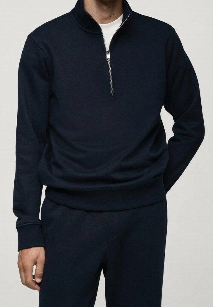 Pullover blu navy con zip e collo alto, realizzato in tessuto liscio, con maniche lunghe, polsini a coste e un design leggero.
