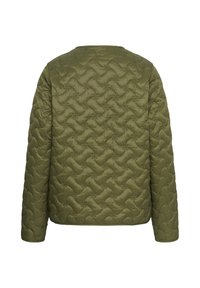 Veste matelassée vert olive vue de dos, avec des surpiqûres en forme de vague et des manches longues, sur fond blanc uni.