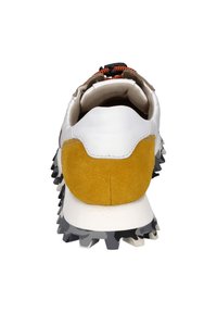 Lekkie buty sportowe z białą skórzaną cholewką, żółtym zamszowym obcasem, teksturowaną czarną gumową podeszwą oraz pomarańczowymi detalami na sznurówkach.