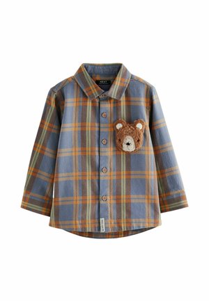Knopfbares langärmeliges Hemd in blauem, orangefarbenem und grünem Karomuster mit einem kleinen braunen Teddybärgesicht-Aufnäher auf der linken Brusttasche.