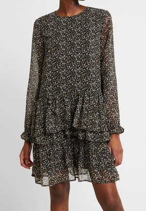 Vestido negro con estampado floral, de manga larga, con volantes en capas y tejido semitransparente. Presenta un escote redondo y patrones florales delicados.
