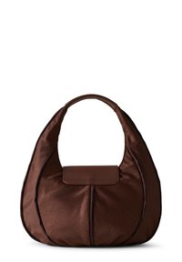 Dunkelbraune, strukturierte Leder-Hobo-Tasche mit einem breiten Henkel und einer rechteckigen Klappe zum Verschließen in der oberen Mitte.
