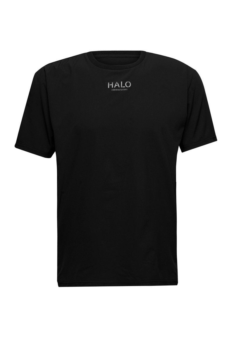 Svart t-shirt med kort ärm i mjukt tyg. Har rundad halsringning och en subtil vit logotyp på framsidan. Avslappnad passform med rak fåll.