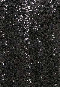 Tessuto nero ricoperto di piccole paillettes argento lucide, creando una superficie testurizzata e riflettente con un aspetto uniforme.