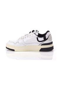 Sneaker bianca con tomaia in pelle liscia, accenti neri a contrasto, chiusura con lacci e una spessa suola in gomma crema con battistrada nero testurizzato.