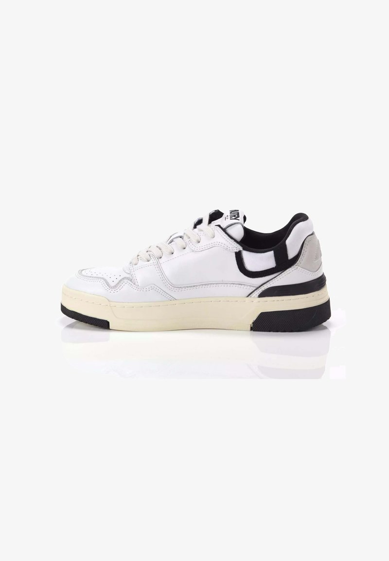 Sneaker bianca con tomaia in pelle liscia, accenti neri a contrasto, chiusura con lacci e una spessa suola in gomma crema con battistrada nero testurizzato.
