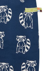 Baumwollstoff mit navyfarbenem Hintergrund und weißen Illustrationen von Waschbären. Enthält ein grünes Etikett mit dem Text "loud + proud".