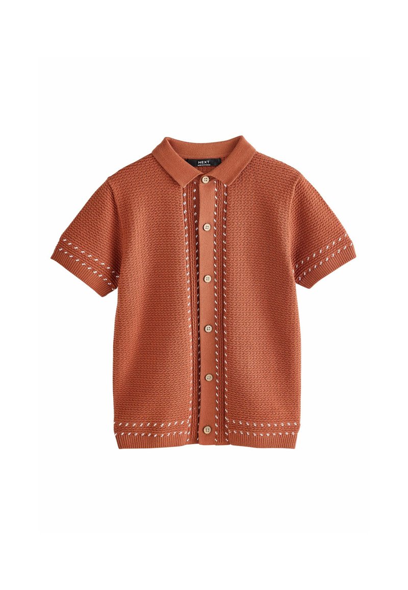 Kurzärmliges, rostfarbenes Poloshirt aus strukturiertem Strickmaterial mit einem Knopfverschluss vorne und dekorativen weißen Nähten.