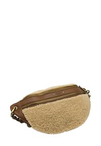 Sac ceinture avec un extérieur en shearling beige doux et un dessus zippé en cuir marron, avec des accessoires en or et une forme arrondie.