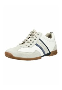 Weißer Sneaker mit niedriger Schaftform, grauen Wildlederakzenten, marineblauen Streifen, beigen Schnürsenkeln und brauner Gummisohle.