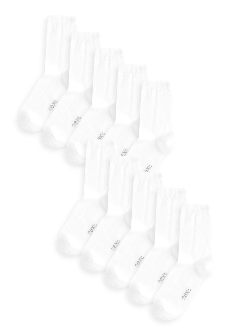 Weiße Baumwollsocken in einer Reihe angeordnet, mit einem gerippten Bündchen und einer verstärkten Zehenpartie. Jede Socke ist in Grau mit "next" markiert.