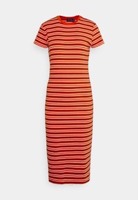 Pruhované šaty s krátkými rukávy, kulatým výstřihem a přiléhavým střihem. Barvy zahrnují červené, oranžové a bílé vodorovné pruhy.