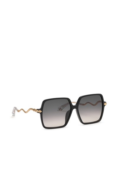 Lunettes de soleil noires surdimensionnées carrées avec des verres dégradés et des branches dorées en forme de serpent sur fond blanc.