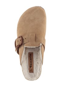 Beige Wildleder-Hausschuh mit weichem, fellgefüttertem Inneren. Verfügt über einen braunen Schnallenriemen und eine abgerundete Silhouette. Markenzeichen innen sichtbar.