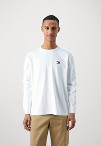 Tommy Jeans BADGE TEE - Hosszú ujjú felső - white