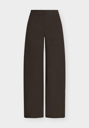 Pantalon marron à jambes larges, taille haute et devant épuré, présenté sur un fond gris clair.