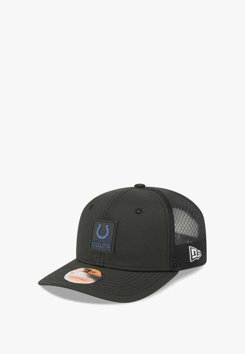 Casquette noire ajustable avec un devant uni, un dos en maille et un logo bleu des Indianapolis Colts sur une étiquette texturée.