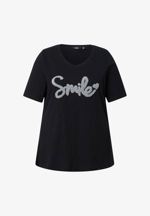 Zwart T-shirt met korte mouwen en V-hals, met tekst "Smile" in grijze structuur en een klein hartje in het midden aan de voorkant.