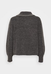 Ciemnoszary dziergany sweter z wysokim kołnierzem, ozdobiony perłowymi akcentami wzdłuż dekoltu i prążkowanymi mankietami. Miękka tekstura, luźny krój.